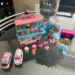 DONALINA’S DONUT DELIGHT SHOPKINS DOLL & SET